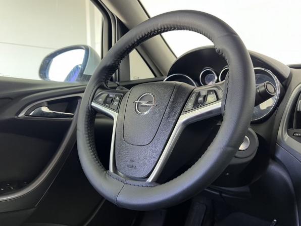 Opel Astra J Рестайлинг с пробегом 2012 года, цена 599 000 рублей, 184000 км, седан, Автокод Объявления