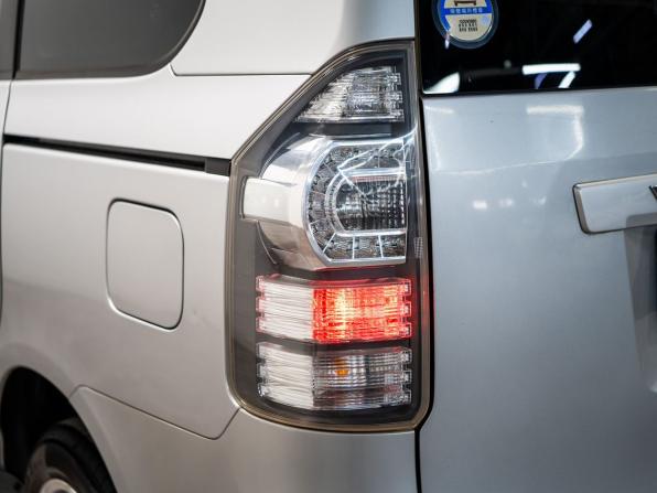 Toyota Voxy II (R70) Рестайлинг с пробегом 2012 года, цена 1 330 000 рублей, 244500 км, минивэн, Автокод Объявления