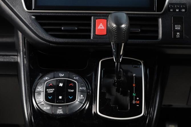 Toyota Noah III (R80) Рестайлинг с пробегом 2017 года, цена 2 849 000 рублей, 118214 км, минивэн, Автокод Объявления