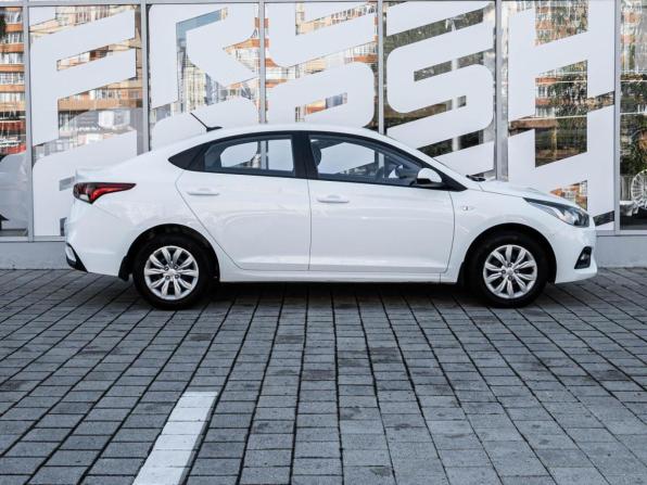 Hyundai Solaris II с пробегом 2018 года, цена 1 295 654 рубля, 65141 км, седан, Автокод Объявления