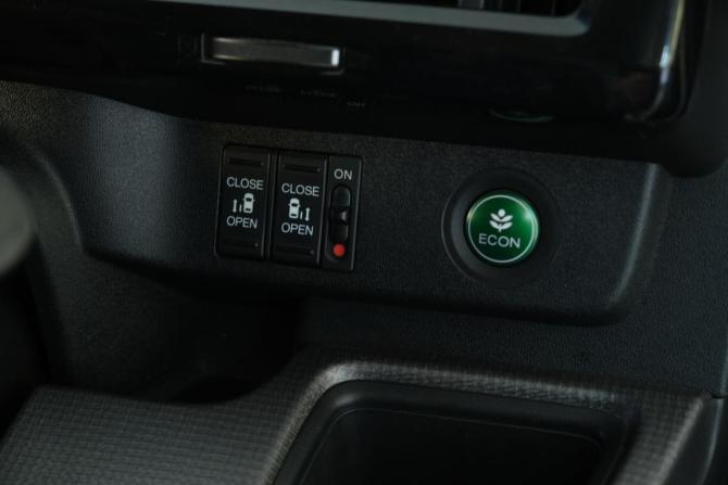 Honda Stepwgn V с пробегом 2016 года, цена 2 099 000 рублей, 110000 км, минивэн, Автокод Объявления