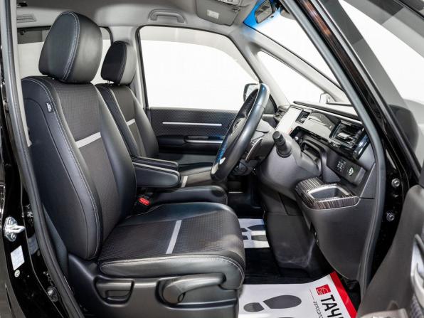 Honda Stepwgn V с пробегом 2017 года, цена 1 880 000 рублей, 110000 км, минивэн, Автокод Объявления