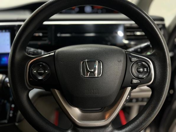 Honda Stepwgn V с пробегом 2017 года, цена 1 799 000 рублей, 134000 км, минивэн, Автокод Объявления