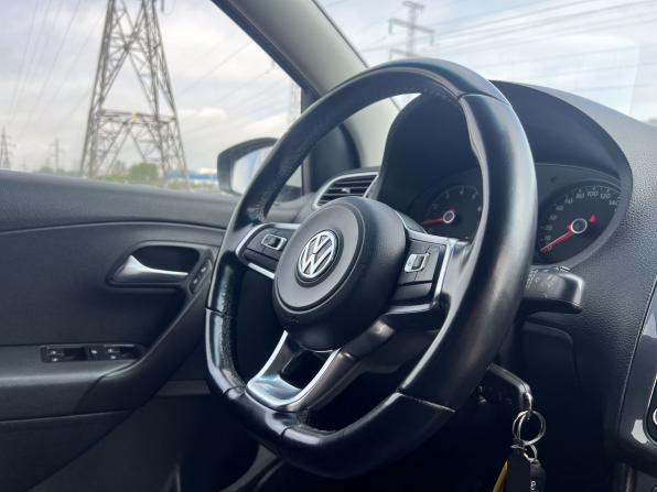 Volkswagen Polo V Рестайлинг с пробегом 2018 года, цена 1 260 000 рублей, 71000 км, седан, Автокод Объявления