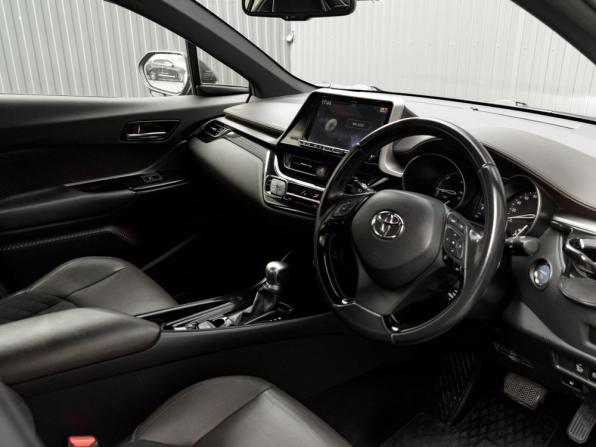 Toyota C-HR I с пробегом 2018 года, цена 2 315 000 рублей, 89403 км, внедорожник, Автокод Объявления