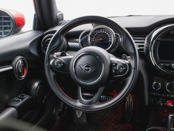 Mini Hatch III (F55/F56) Рестайлинг с пробегом 2019 года, цена 2 700 000 рублей, 64483 км, хэтчбек, Автокод Объявления