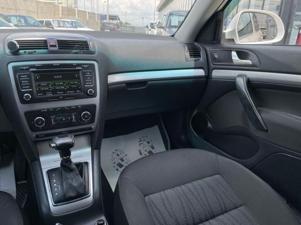Skoda Octavia II (A5) Рестайлинг с пробегом 2012 года, цена 990 000 рублей, 239000 км, лифтбек, Автокод Объявления