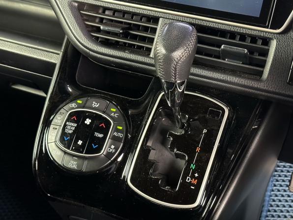 Toyota Noah III (R80) Рестайлинг с пробегом 2019 года, цена 2 799 000 рублей, 48005 км, минивэн, Автокод Объявления