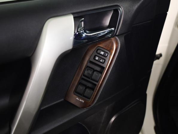 Toyota Land Cruiser Prado 150 Series Рестайлинг 1 с пробегом 2015 года, цена 3 249 000 рублей, 218689 км, внедорожник, Автокод Объявления