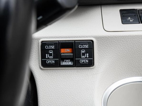 Toyota Sienta II с пробегом 2015 года, цена 1 530 000 рублей, 39763 км, компактвэн, Автокод Объявления