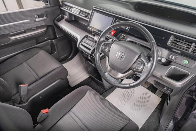 Honda Stepwgn V с пробегом 2016 года, цена 1 999 000 рублей, 94000 км, минивэн, Автокод Объявления