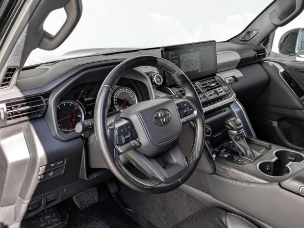 Toyota Land Cruiser 300 Series с пробегом 2023 года, цена 11 450 000 рублей, 33816 км, внедорожник, Автокод Объявления