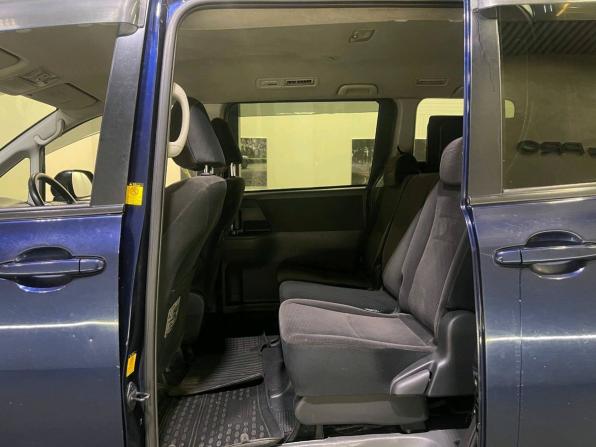 Toyota Voxy II (R70) с пробегом 2009 года, цена 1 050 000 рублей, 292029 км, минивэн, Автокод Объявления