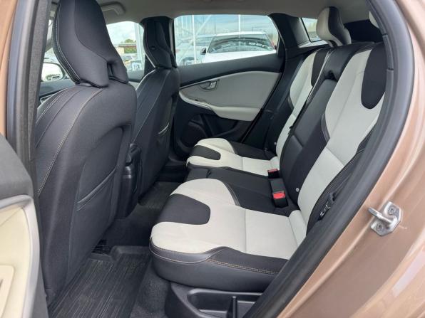 Volvo V40 Cross Country I с пробегом 2013 года, цена 1 580 000 рублей, 67433 км, хэтчбек, Автокод Объявления