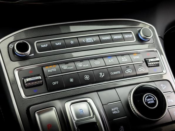Hyundai Santa Fe IV Рестайлинг с пробегом 2023 года, цена 4 070 000 рублей, 47828 км, внедорожник, Автокод Объявления