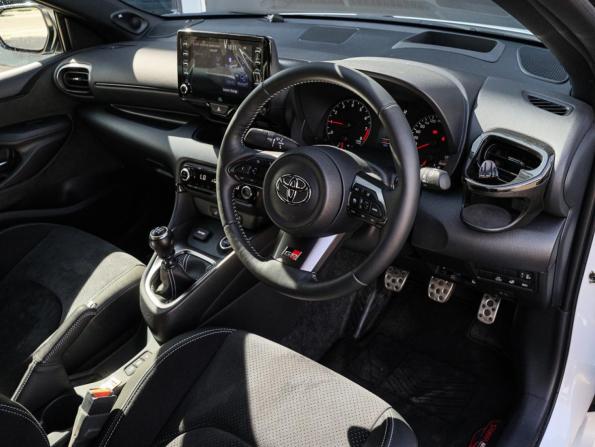 Toyota Yaris IV с пробегом 2022 года, цена 3 500 000 рублей, 19528 км, хэтчбек, Автокод Объявления