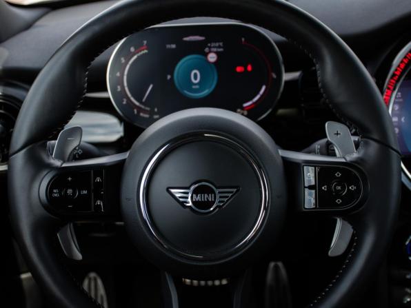 Mini Hatch III (F55/F56) Рестайлинг 2 с пробегом 2021 года, цена 3 848 000 рублей, 65900 км, хэтчбек, Автокод Объявления