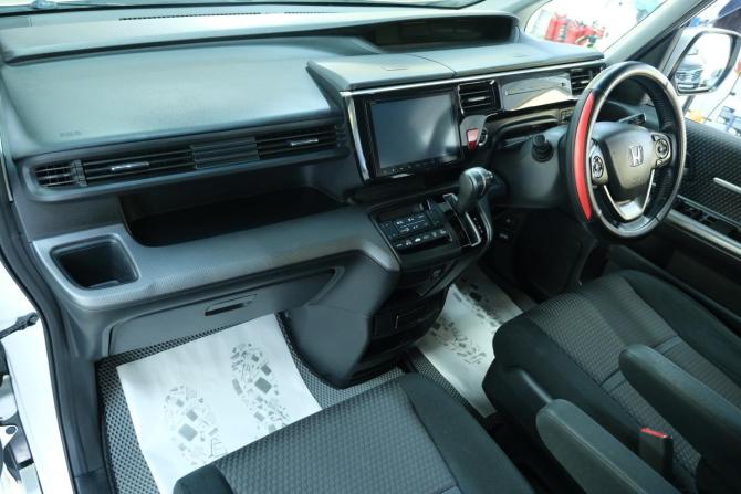 Honda Stepwgn V с пробегом 2015 года, цена 1 949 000 рублей, 102000 км, минивэн, Автокод Объявления