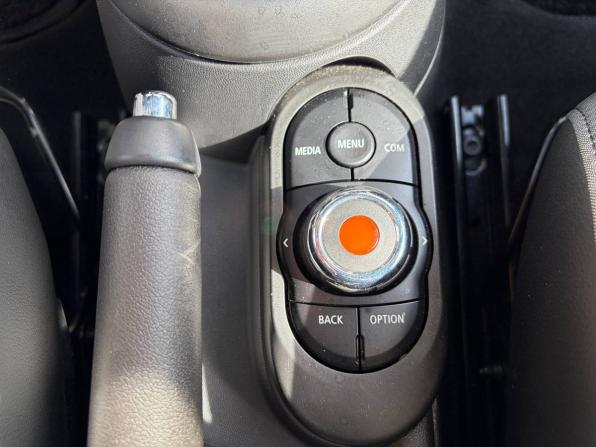Mini Hatch III (F55/F56) Рестайлинг 2 с пробегом 2021 года, цена 3 455 000 рублей, 77650 км, хэтчбек, Автокод Объявления