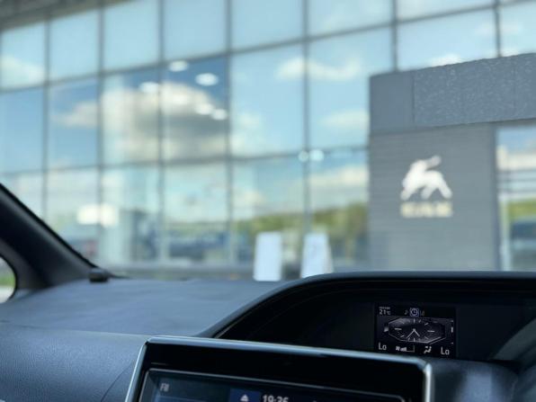 Toyota Noah III (R80) Рестайлинг с пробегом 2019 года, цена 2 999 000 рублей, 94163 км, минивэн, Автокод Объявления