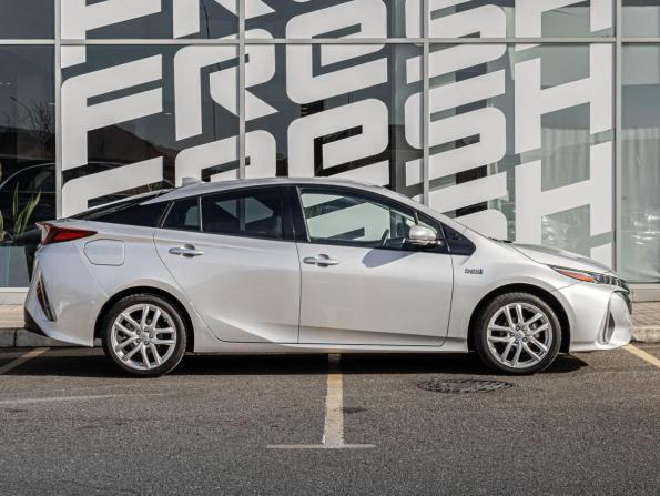 Toyota Prius IV (XW50) с пробегом 2017 года, цена 2 270 000 рублей, 68466 км, лифтбек, Автокод Объявления