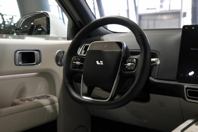 Новый Li Auto (Lixiang) L9 I Рестайлинг 2025 года, цена 11 990 000 рублей, внедорожник, Автокод Объявления
