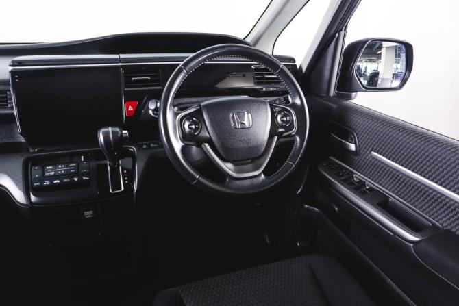 Honda Stepwgn V с пробегом 2017 года, цена 2 119 000 рублей, 106000 км, минивэн, Автокод Объявления