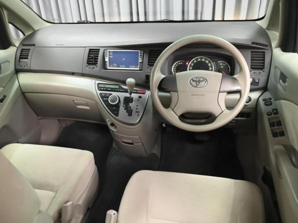Toyota ISis I Рестайлинг с пробегом 2011 года, цена 979 000 рублей, 174625 км, компактвэн, Автокод Объявления