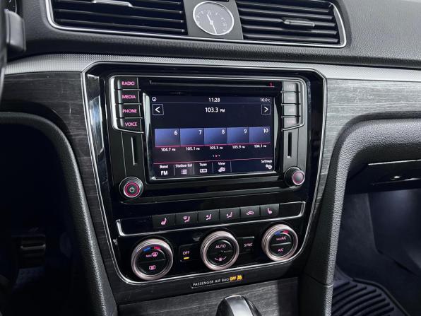 Volkswagen Passat (North America and China) I Рестайлинг с пробегом 2018 года, цена 1 650 000 рублей, 104530 км, седан, Автокод Объявления