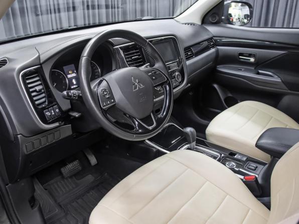 Mitsubishi Outlander III Рестайлинг 3 с пробегом 2019 года, цена 1 898 000 рублей, 103000 км, внедорожник, Автокод Объявления