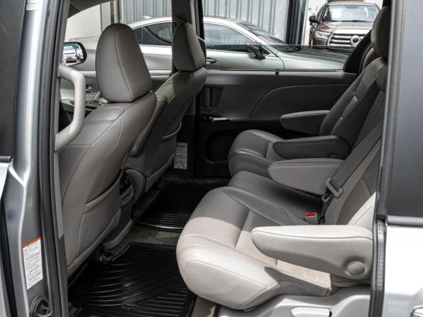 Toyota Sienna III Рестайлинг 2 с пробегом 2017 года, цена 3 170 000 рублей, 258172 км, минивэн, Автокод Объявления
