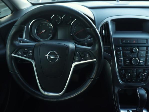 Opel Astra J Рестайлинг с пробегом 2013 года, цена 840 000 рублей, 117342 км, седан, Автокод Объявления