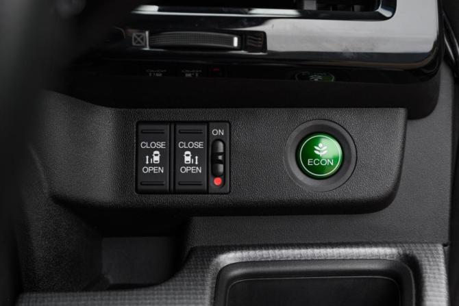 Honda Stepwgn V Рестайлинг с пробегом 2021 года, цена 2 939 000 рублей, 39277 км, минивэн, Автокод Объявления