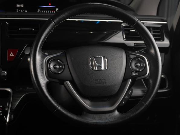 Honda Stepwgn V с пробегом 2017 года, цена 1 779 000 рублей, 172072 км, минивэн, Автокод Объявления