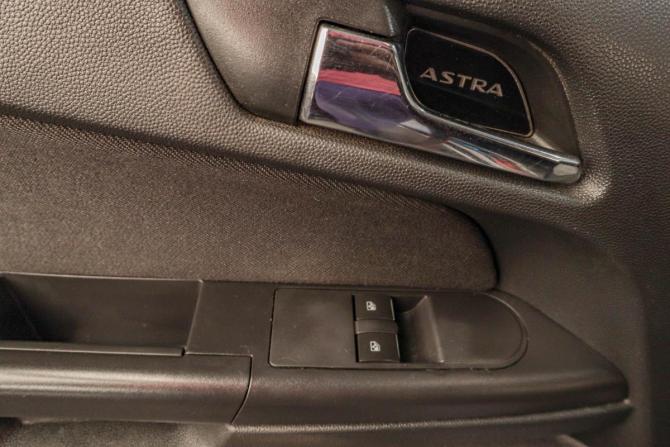 Opel Astra J Рестайлинг с пробегом 2012 года, цена 629 000 рублей, 210000 км, седан, Автокод Объявления