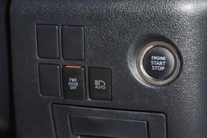 Toyota Vellfire II Рестайлинг с пробегом 2019 года, цена 4 649 000 рублей, 104000 км, минивэн, Автокод Объявления