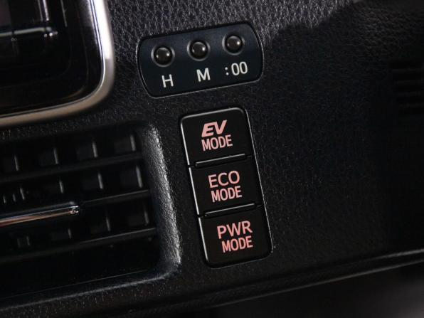 Toyota Noah III (R80) Рестайлинг с пробегом 2018 года, цена 2 500 000 рублей, 130300 км, минивэн, Автокод Объявления