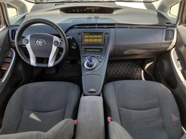 Toyota Prius III (XW30) с пробегом 2010 года, цена 896 000 рублей, 310459 км, лифтбек, Автокод Объявления