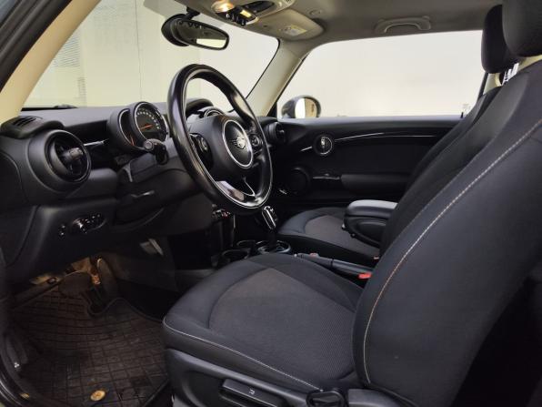 Mini Hatch III (F55/F56) Рестайлинг с пробегом 2018 года, цена 1 520 000 рублей, 111458 км, хэтчбек, Автокод Объявления
