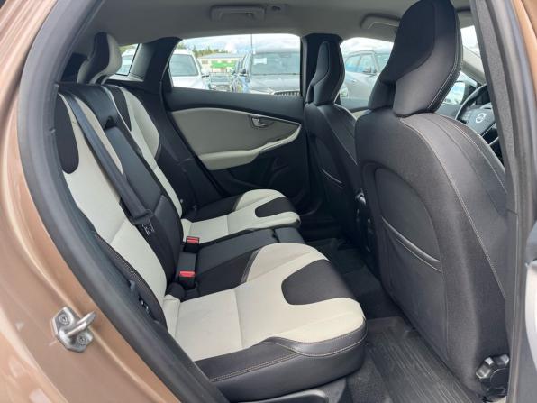 Volvo V40 Cross Country I с пробегом 2013 года, цена 1 580 000 рублей, 67433 км, хэтчбек, Автокод Объявления
