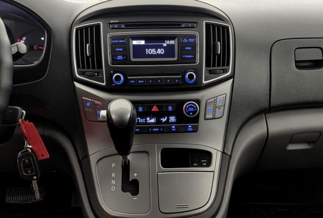 Hyundai H-1 II Рестайлинг с пробегом 2018 года, цена 2 450 000 рублей, 195600 км, минивэн, Автокод Объявления