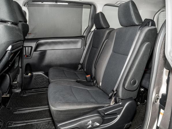Toyota Noah III (R80) Рестайлинг с пробегом 2017 года, цена 1 970 000 рублей, 147099 км, минивэн, Автокод Объявления
