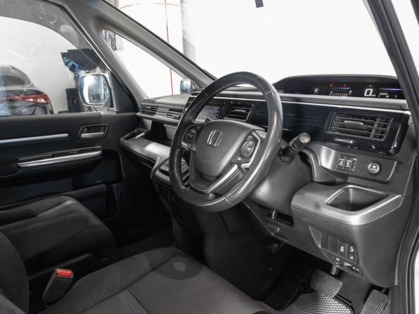 Honda Stepwgn V Рестайлинг с пробегом 2019 года, цена 2 149 000 рублей, 133763 км, минивэн, Автокод Объявления