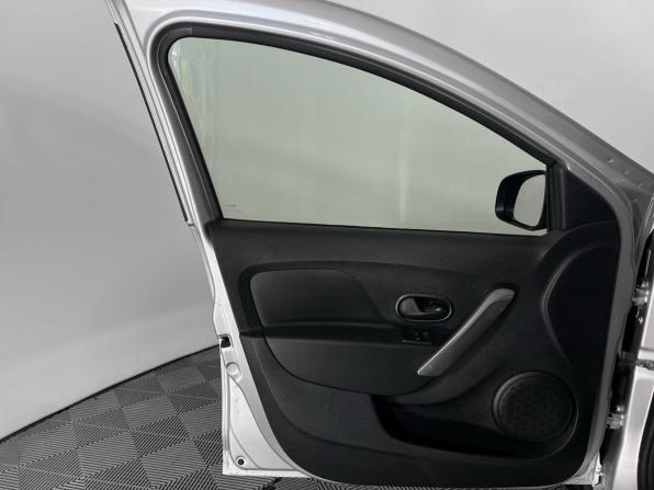 Renault Logan II Рестайлинг с пробегом 2019 года, цена 1 299 000 рублей, 46000 км, седан, Автокод Объявления