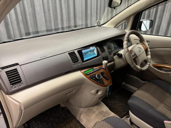 Toyota ISis I Рестайлинг с пробегом 2010 года, цена 1 089 000 рублей, 236000 км, минивэн, Автокод Объявления