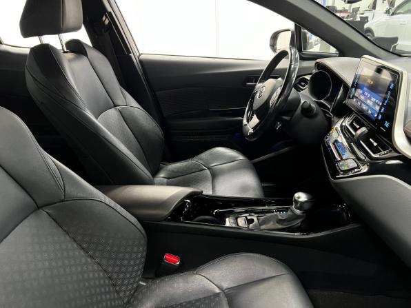Toyota C-HR I Рестайлинг с пробегом 2019 года, цена 2 299 000 рублей, 110831 км, внедорожник, Автокод Объявления
