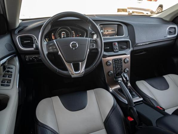 Volvo V40 Cross Country I Рестайлинг с пробегом 2018 года, цена 1 875 000 рублей, 39284 км, хэтчбек, Автокод Объявления