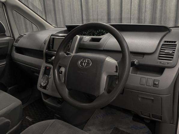 Toyota Voxy II (R70) с пробегом 2007 года, цена 1 098 000 рублей, 234000 км, минивэн, Автокод Объявления