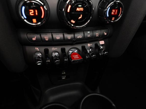 Mini Hatch III (F55/F56) Рестайлинг 2 с пробегом 2022 года, цена 3 860 000 рублей, 17160 км, хэтчбек, Автокод Объявления