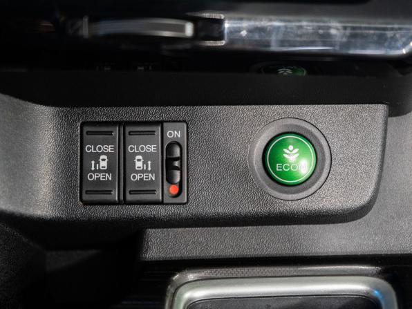 Honda Stepwgn V с пробегом 2015 года, цена 1 800 000 рублей, 99448 км, минивэн, Автокод Объявления